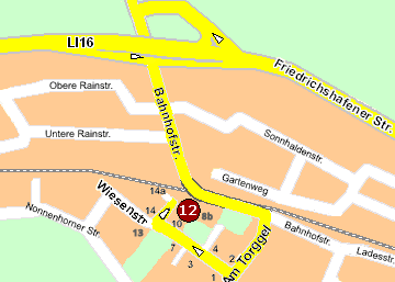 Fahren Sie Richtung Zentrum ber die Bahnberfhrung. Dann sofort die erste Strae rechts (Am Torggel). Nchste wieder rechts (Wiesenstrae)